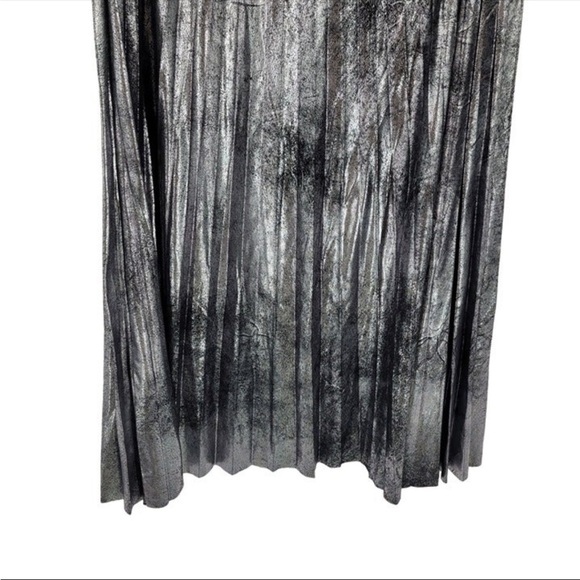 Romeo & Juliet couture midi pleated metallic distressed silver skirt Size med - Picture 3 of 12